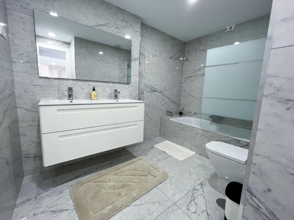 Luxury Three Bedroom Apartment At Estepona Eksteriør bilde